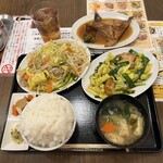 わ楽 - ハーフ&ハーフ定食　など