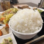 わ楽 - ご飯　本日もハマさん盛り