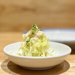 洋食 おがた - お通し（キャベツのマリネ）