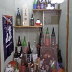 玉の湯旅館 - 地酒の瓶の並ぶショーケース