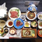 玉の湯旅館 - 夕食（はじめに並んだ料理）