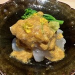 温石 - 伊勢海老の炭火焼き。頭の味噌を絡めます