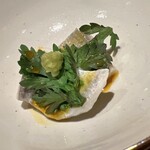 温石 - 蒸したエボ鯛と春菊。薬味は黄身醤油