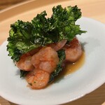 温石 - 焼津の南蛮海老とケールの素揚げ。海老の殻出汁がまとめます。これにはエビスキーも悶絶