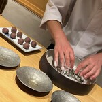 温石 - 春菊餅の仕上げにかかります