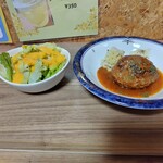 Caprice - ハンバーグ150g(800円)とミニサラダ(100円)