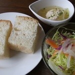 元 - サラダ、パン、鶏団子