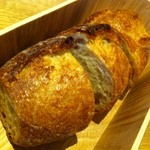 アニエルドール - 迫力ある分厚いクラストと、もっちり生地が特徴のバゲット