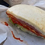 タリーズコーヒー - ハムとチーズが見えるけど味はケチャップが濃いので具の味は認識できず