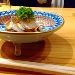 肴と鮨 津作 - トラフグのたたき（器が洒落ている）