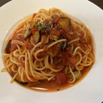 トラットリアベアーレ - 自家製パンチェッタとナスのトマトソーススパゲッティです。（2024年3月）