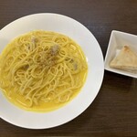 トラットリアベアーレ - 自家製パンチェッタとかぼちゃクリームスパゲッティとフォカッチャです。（2024年3月）