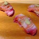 肴と鮨 津作 - インドマグロ炙り寿司