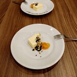 CALAMARI - デザートのチーズケーキ。金柑の甘さと独特の風味が、チーズの香りを引き立てます。見た目以上に濃厚な味わいでした。