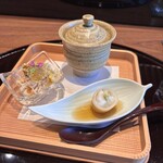 鮨 くまくら - 　前菜
      ・北海道ズワイガニのジュレ/蟹酢
      ・青森県産子持ちヤリイカ/低温調理
      ・茶碗蒸し(蛤/あおさ/ばちこ(なまこの卵巣を干したもの))