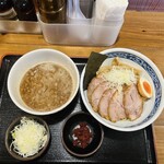 つけ麺　秋山 - 小盛り辛肉つけ麺(薬味ねぎ増し)