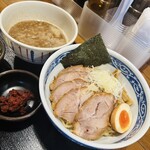 つけ麺　秋山 - 小盛り辛肉つけ麺(薬味ねぎ増し)