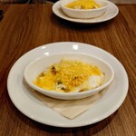 CALAMARI - ホワイトアスパラとチーズのオーブン。底に並べられたアスパラには焦げ目が付けてあって絶妙な焼き加減。サクサクとトロトロのチーズをかき分けると、中から卵の黄身がトローリと出てきました。