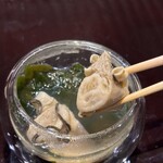 鮨 くまくら - 牡蠣の酒蒸し/鳴門の生わかめ