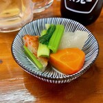 亀松 - うす味がよかった 席とサービス料のお通し ３３０円