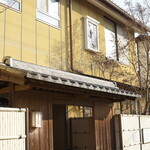 料亭 やまさ旅館 - 外観（２階のコテ絵）