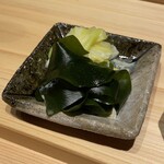 鮨処 池上 - 口直し：こだわりのわかめと蒸しキャベツ