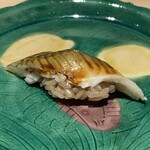 鮨処 池上 - 煮穴子 熊笹の上で軽く炙って