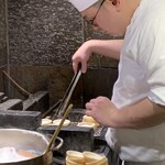 樋口 - 最中の皮　炙ってます。