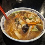 あけぼのラーメン - 町中華では私の定番である五目ラーメンです。少し甘めでとろみもあるスープに、たっぷりの野菜などの具、そして麺も多くボリューム満点です。