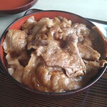 お食事処美濃 - 薄い肉を使ってるがボリュームあり。