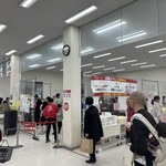 たこせんべいの里 - 試食のコーナー