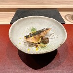 パルコ フィエラ - 本鱒の炭火焼き＆白ウドのサラダ（ホタルイカの塩漬け＆発酵椎茸のピューレ、ニシンの魚醤、ローストナッツ、発酵ケールパウダー、ゆず皮など）
      