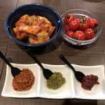 肉山 - 0. お通し＝キムチ、プチトマト（＆お肉用の調味料3種＝唐辛子入り大粒マスタード、柚子胡椒、辛味噌）