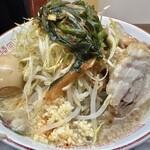ラーメン二郎 - 小ぶた（1,070円）＋ネギ（120円）＋ニラキムチ（120円）＋味付玉子（120円）、ニンニク・辣油