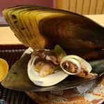 緒方 - ○大きな平貝の貝殻、海底には先端側の半分しか隠れておらず、広い方は海に剥き出しで生息
      大きな貝柱が特長です
      ⑧平貝貝柱⑨炙り北寄貝⑩蛍烏賊、うるい、柚子味噌