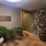 Ogata - 暖簾を潜って待ち合いとなっている「店の間」には接ぎ木され複数種類の桜花をつけた綺麗な桜と枝ぶりが見事な松が置かれており、土壁の綺麗な「通り庭」を通って板場とカウンター8席のお部屋へ