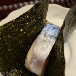 緒方 - ⑬真鯖寿司の磯辺巻き
      産卵は春～夏、旬は秋～冬
      腹の側線付近に模様が無いので真鯖と判断
      生臭みはゼロで、肉厚で弾力あり、脂のりも良く、旨みと甘みが素晴らしい
