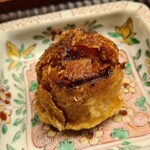 緒方 - ⑦洋人参(京都府産)の天麩羅(1時間半低温揚げ)
      人参の糖分は加熱分離しないため甘みは増さないが、滲み出るエキスを増やしつつ衣で閉じ込める為に大きく甘みが増した様に感じます
      食感はホクホクで蕩けます