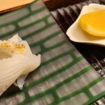 緒方 - ③針烏賊(正式名:甲烏賊、別称:墨烏賊、鹿児島県出水産)の身と炭火炙り下足、完熟檸檬(静岡県産、無農薬栽培)添え
      完熟檸檬は皮まで全て食べられ、甘酸っぱく美味しい