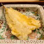 緒方 - ⑥白鱚(兵庫県明石産)の天麩羅
      大きめの白鱚はホクホクに揚げられており、ふっくらとして甘みがありとても良いですね
      沙蚕を沢山食べているのか旨みもしっかり
