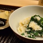 緒方 - ⑭太刀魚と法蓮草の炊き込みご飯
      軽く炙ったと思われる太刀魚は脂の旨みがしっかり、縮み法蓮草かと思うが組み合わせたもマッチ、これも煮えばなの様な炊き上がりでした
      ⑮お漬け物(切干すぐき、木耳佃煮、大根)