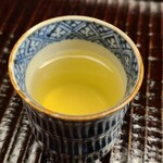 緒方 - ⑫白子筍(京都府塚原産)の煮汁
      筍の薫りが湯飲みから溢れ、筍の甘みがギュッと凝縮し、微かに旨みも感じます
      塩を少量入れてありますが、他は手を加えてられておらず、飲み終わった後の余韻もまた素晴らしい 