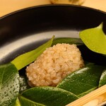 緒方 - ⑰椿餅
      道明寺粉《蒸した餅米を目の荒い石臼で摺り潰したもの》で粒餡を包んであり、香りつけとしてシナモンを入れているそう、優しい穏やかな甘さが嬉しい