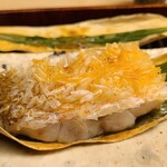 緒方 - ⑤笹挟み白甘鯛(山口県産)松笠焼き、炭火炙り
                                上品な脂の旨み、絶妙で火入でしっとり贅沢な仕上がりになっていました