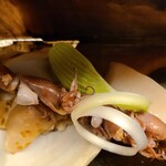 緒方 - ⑧平貝(愛知県知多産)貝柱
      奥歯で繊維を押し潰す様に味わうと旨み増
      ⑨炭火炙り北寄貝(北海道産)
      炙りで脂が活性化し旨みが増してます
      ⑩蛍烏賊(富山県滑川産、雌)
      優しい旨み&甘み、ワタのほろ苦さが○