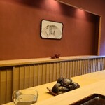 Ogata - 板場とカウンター8席のお部屋、赤茶色の土壁が見事です
                筍の掛け軸が掛けられています