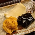 緒方 - ⑮お漬け物(切干すぐき、木耳佃煮、大根)
      塩は控えめで食べ易いです。
      お漬け物まできっちり一級品です♪