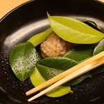 緒方 - ⑰椿餅
      道明寺粉《蒸した餅米を目の荒い石臼で摺り潰したもの》で粒餡を包んであり、香りつけとしてシナモンを入れているそう、優しい穏やかな甘さが嬉しい