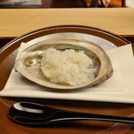 緒方 - ①素揚げ黒鮑(京都府間人産)粥
      素揚げされ芳ばしい黒鮑、適度に弾力のある仕上がりで噛む程に滋味と旨みが拡がります
      粥とは言うものの煮えばなの様に芯を残した炊き上がりで黒鮑とのバランスも良いですね