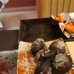 緒方 - ②赤貝(山口県宇部産)
      産卵期は初夏～夏、旬は冬~春
      目の前でバラされ、鮮度の良さを感じます
      身の部分も紐もワタも全て丸ごと提供され、そのどれもが臭みがなく、素晴らしい